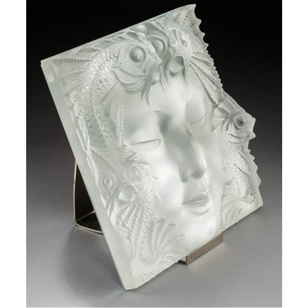 Lalique France : «Masque de femme» Plaque Décorative, Support Métal | Biron Lalique France : «Masque de femme» Plaque Décorative, Support Métal