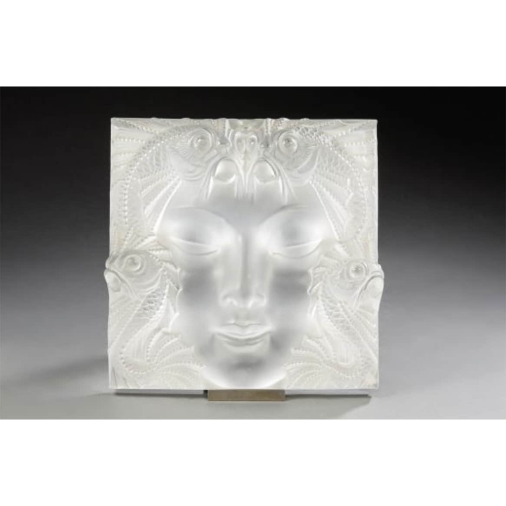 Lalique France : «Masque de femme» Plaque Décorative, Support Métal | Biron Lalique France : «Masque de femme» Plaque Décorative, Support Métal