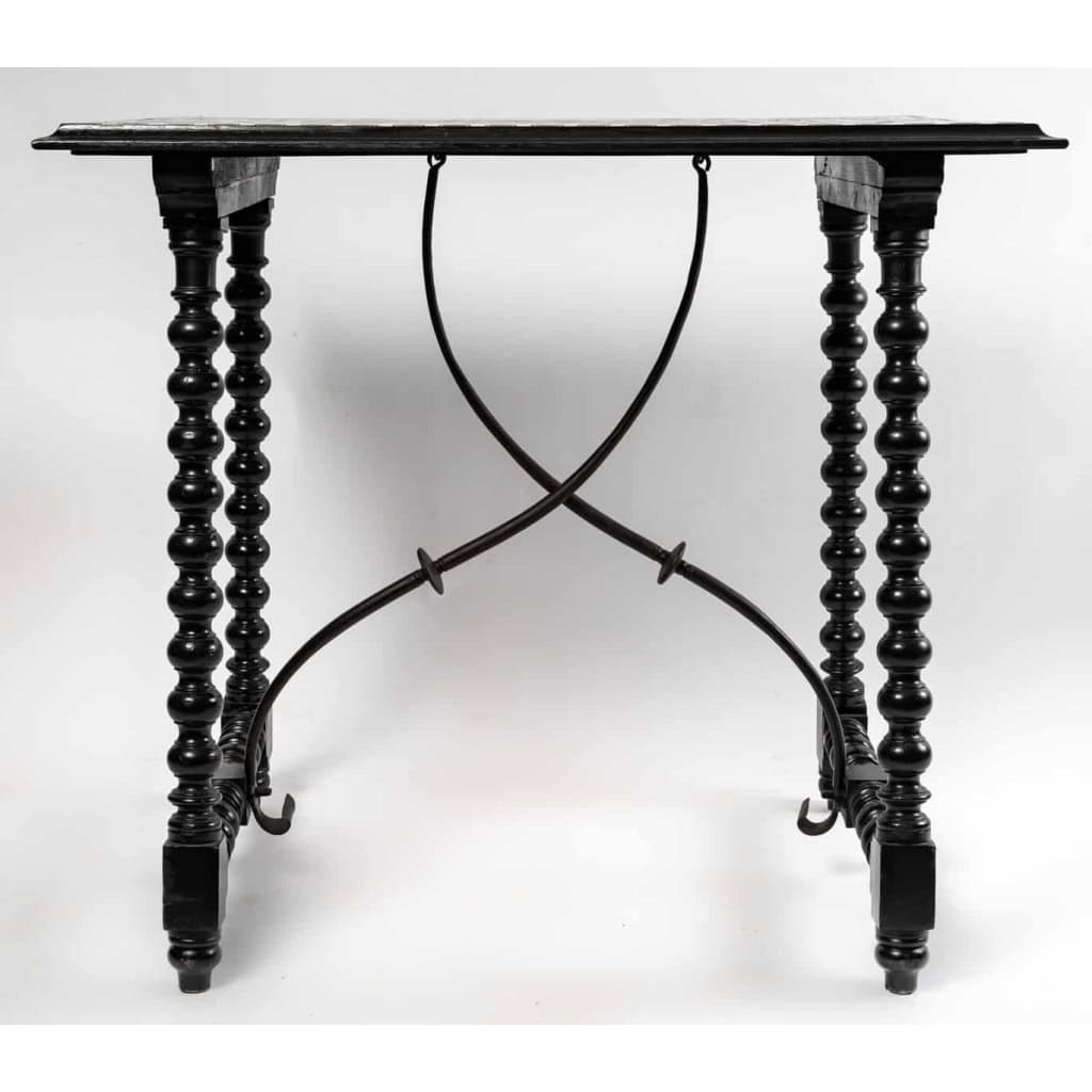 Table espagnole du XIXème siècle. | Biron Table espagnole du XIXème siècle.