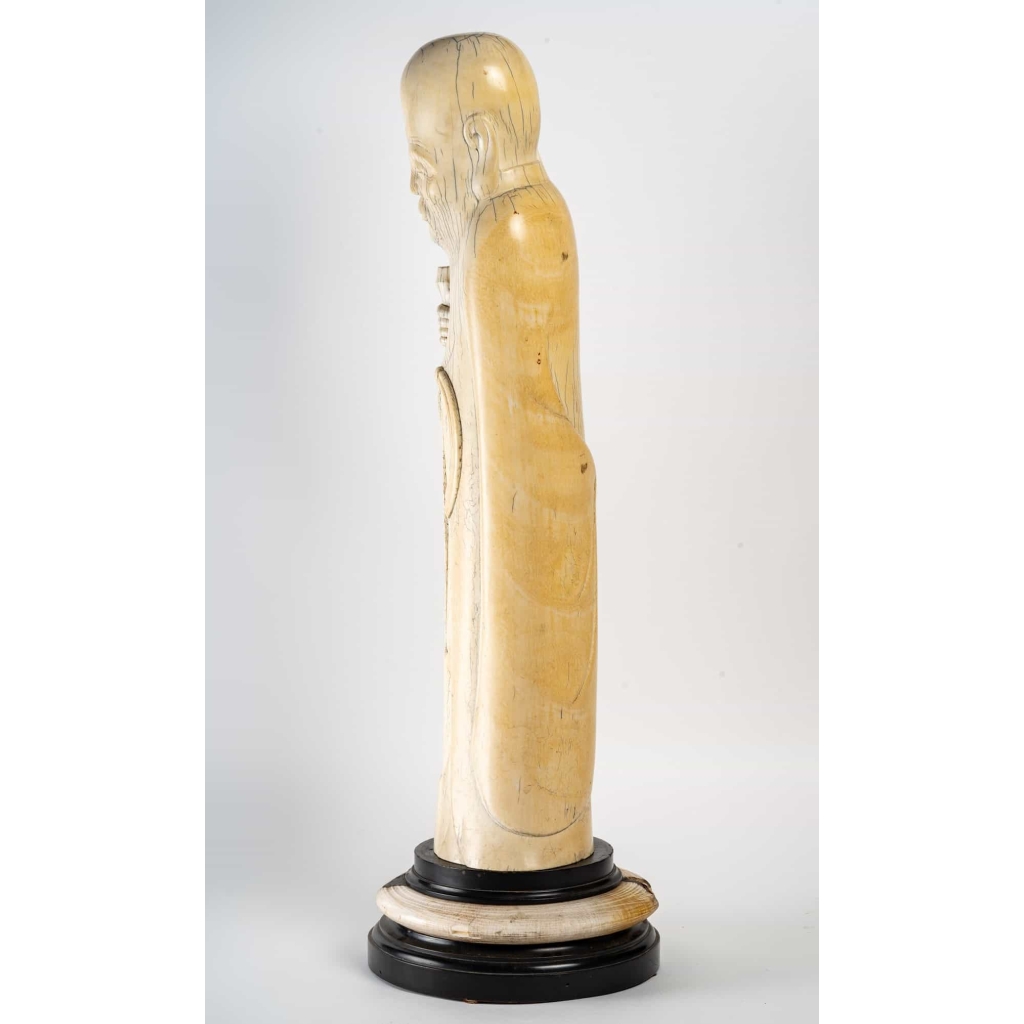 Sculpture en ivoire de goût chinois, XIXème siècle | Biron Sculpture en ivoire de goût chinois, XIXème siècle