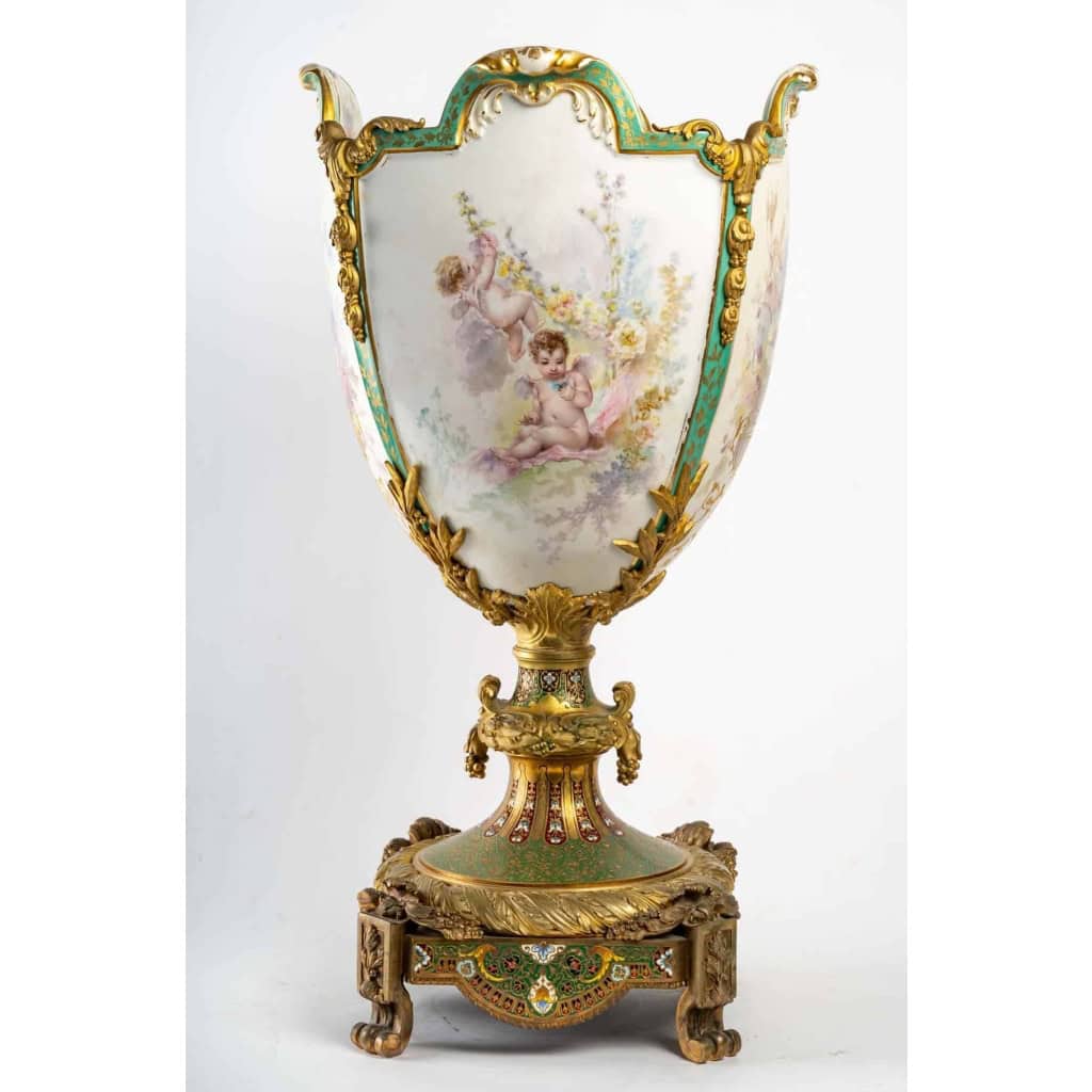 Vase en bronze en forme de coupe évasée sur piédouche de Bellanger, circa 1900 | Biron Vase en bronze en forme de coupe évasée sur piédouche de Bellanger, circa 1900