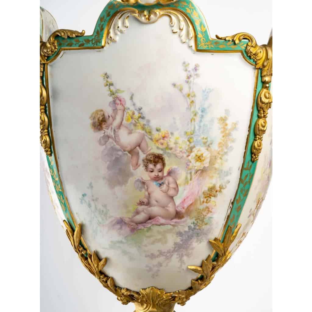Vase en bronze en forme de coupe évasée sur piédouche de Bellanger, circa 1900 | Biron Vase en bronze en forme de coupe évasée sur piédouche de Bellanger, circa 1900