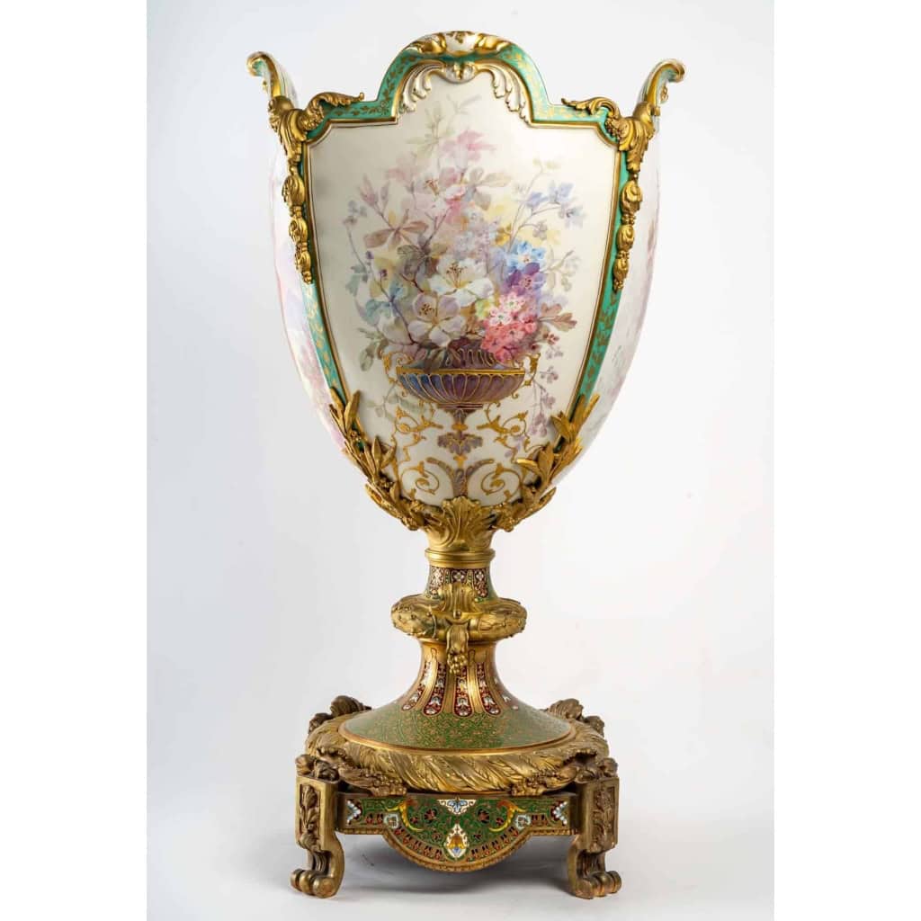 Vase en bronze en forme de coupe évasée sur piédouche de Bellanger, circa 1900 | Biron Vase en bronze en forme de coupe évasée sur piédouche de Bellanger, circa 1900