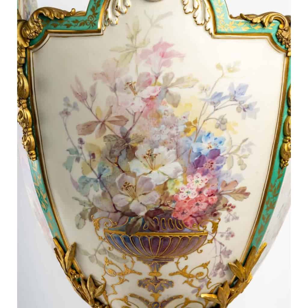 Vase en bronze en forme de coupe évasée sur piédouche de Bellanger, circa 1900 | Biron Vase en bronze en forme de coupe évasée sur piédouche de Bellanger, circa 1900