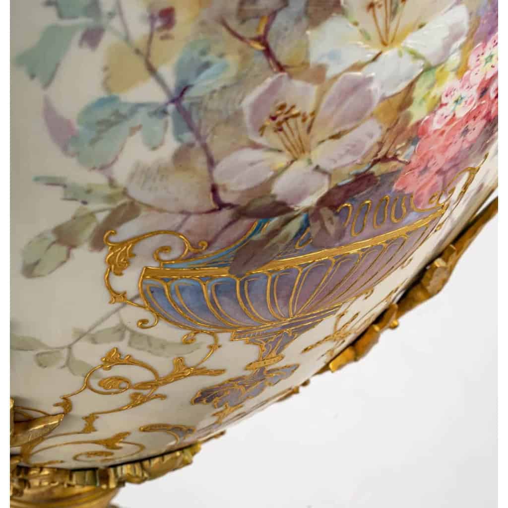 Vase en bronze en forme de coupe évasée sur piédouche de Bellanger, circa 1900 | Biron Vase en bronze en forme de coupe évasée sur piédouche de Bellanger, circa 1900