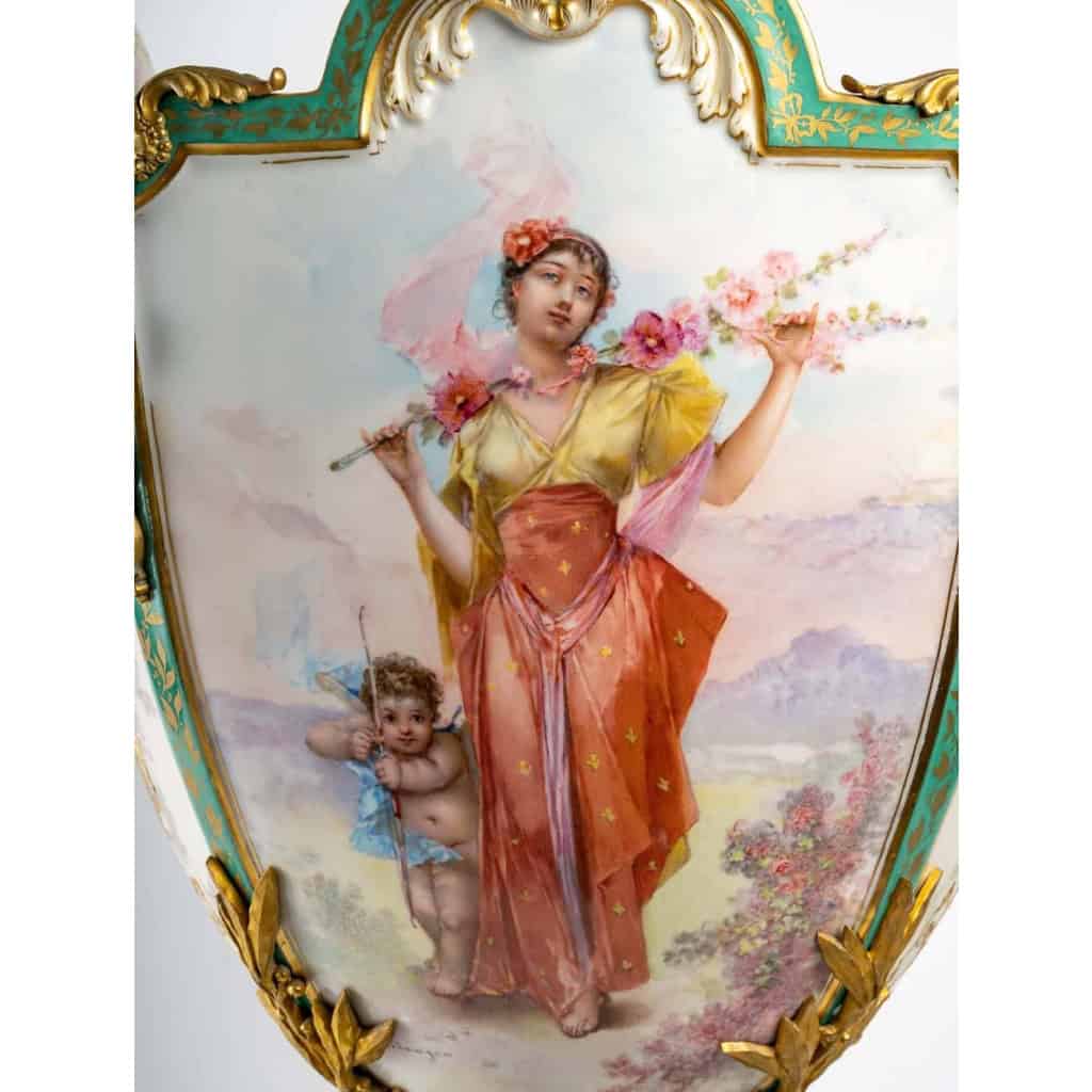 Vase en bronze en forme de coupe évasée sur piédouche de Bellanger, circa 1900 | Biron Vase en bronze en forme de coupe évasée sur piédouche de Bellanger, circa 1900