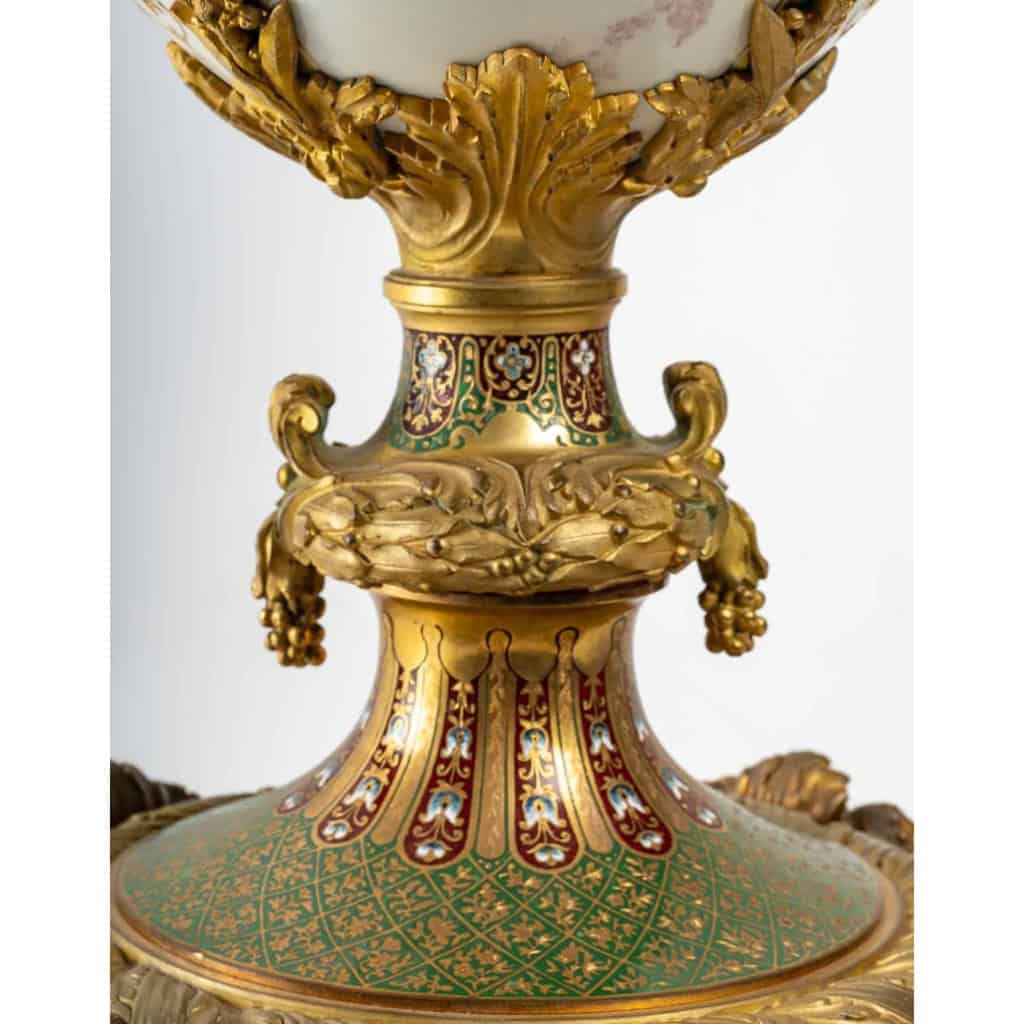 Vase en bronze en forme de coupe évasée sur piédouche de Bellanger, circa 1900 | Biron Vase en bronze en forme de coupe évasée sur piédouche de Bellanger, circa 1900