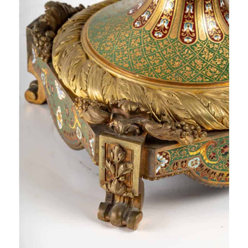 Vase en bronze en forme de coupe évasée sur piédouche de Bellanger, circa 1900 | Biron Vase en bronze en forme de coupe évasée sur piédouche de Bellanger, circa 1900
