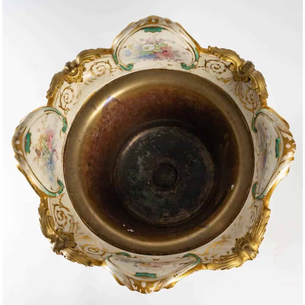 Vase en bronze en forme de coupe évasée sur piédouche de Bellanger, circa 1900 | Biron Vase en bronze en forme de coupe évasée sur piédouche de Bellanger, circa 1900