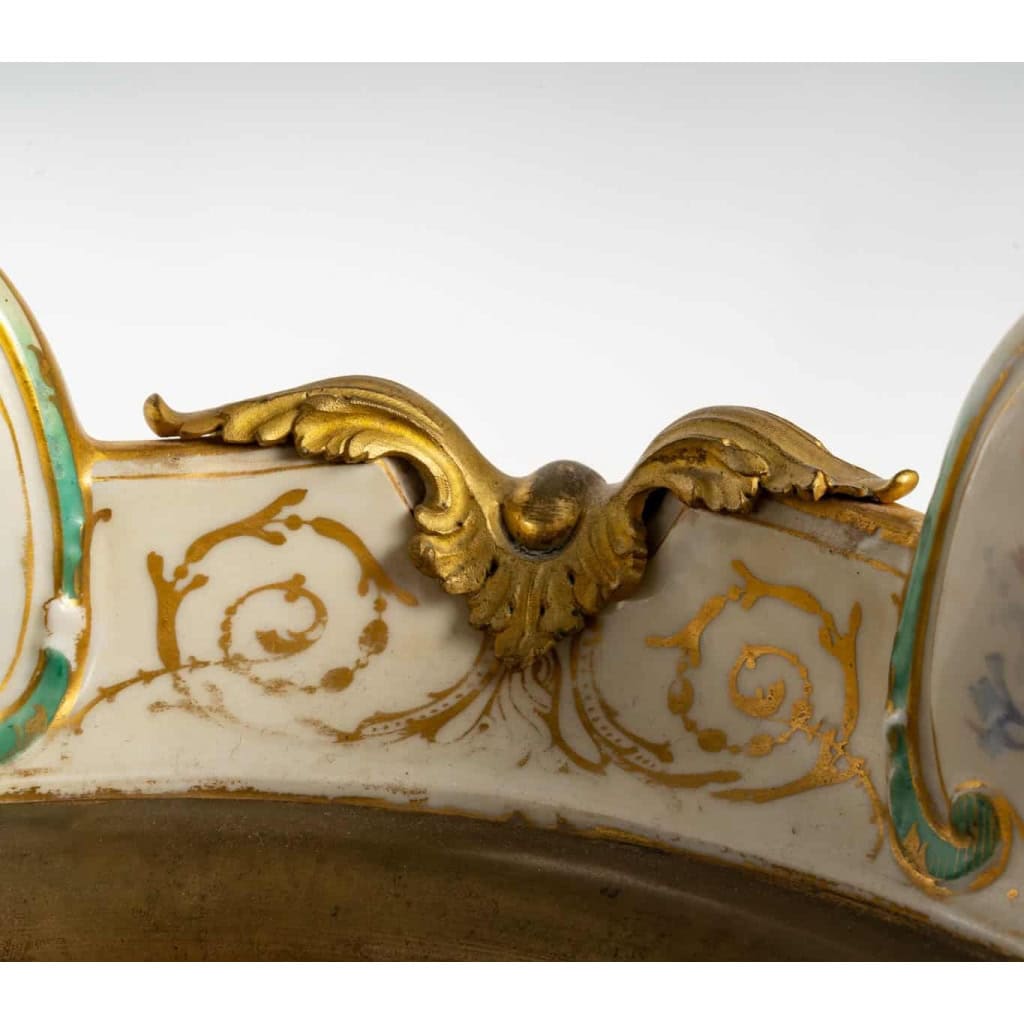 Vase en bronze en forme de coupe évasée sur piédouche de Bellanger, circa 1900 | Biron Vase en bronze en forme de coupe évasée sur piédouche de Bellanger, circa 1900