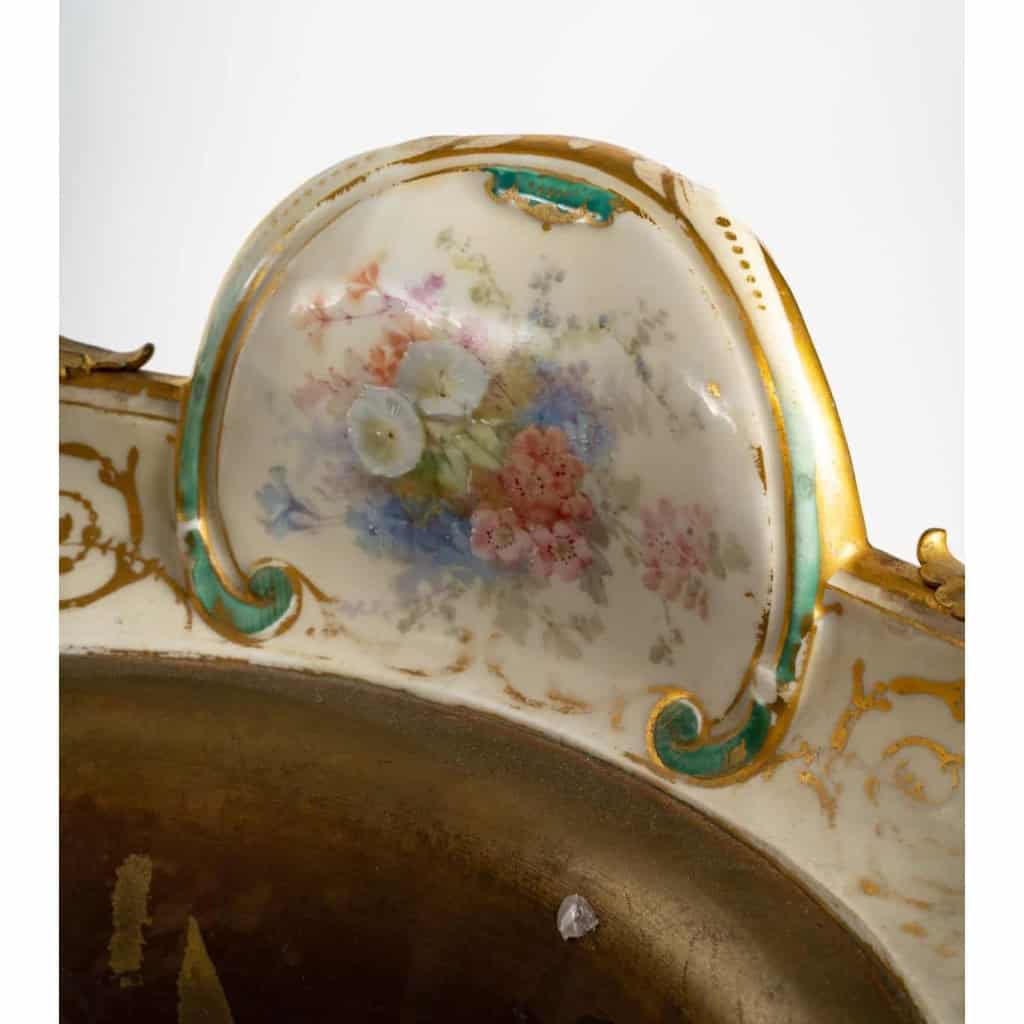 Vase en bronze en forme de coupe évasée sur piédouche de Bellanger, circa 1900 | Biron Vase en bronze en forme de coupe évasée sur piédouche de Bellanger, circa 1900