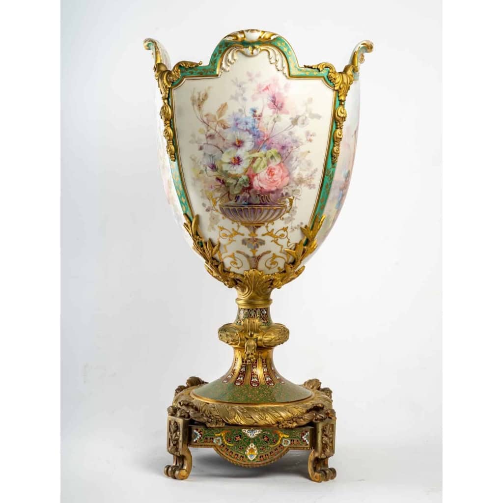 Vase en bronze en forme de coupe évasée sur piédouche de Bellanger, circa 1900 | Biron Vase en bronze en forme de coupe évasée sur piédouche de Bellanger, circa 1900