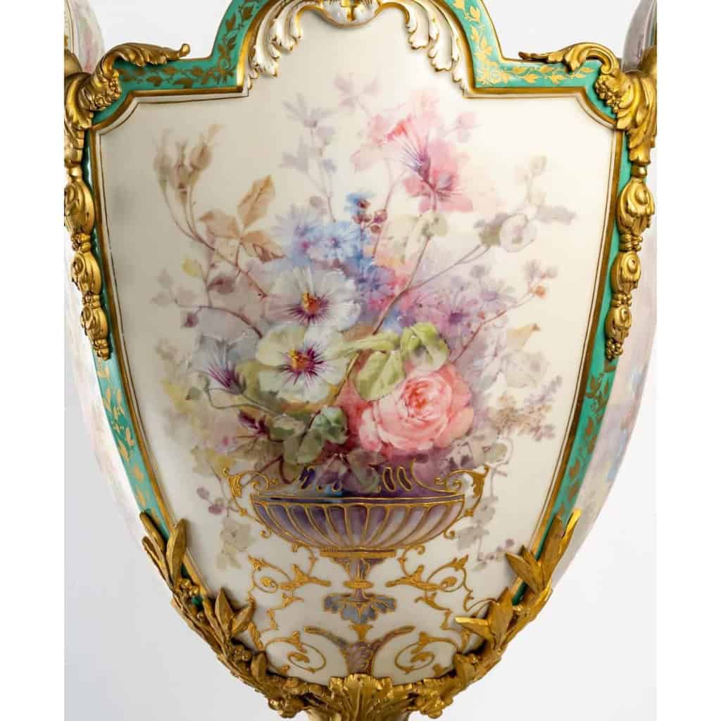 Vase en bronze en forme de coupe évasée sur piédouche de Bellanger, circa 1900 | Biron Vase en bronze en forme de coupe évasée sur piédouche de Bellanger, circa 1900