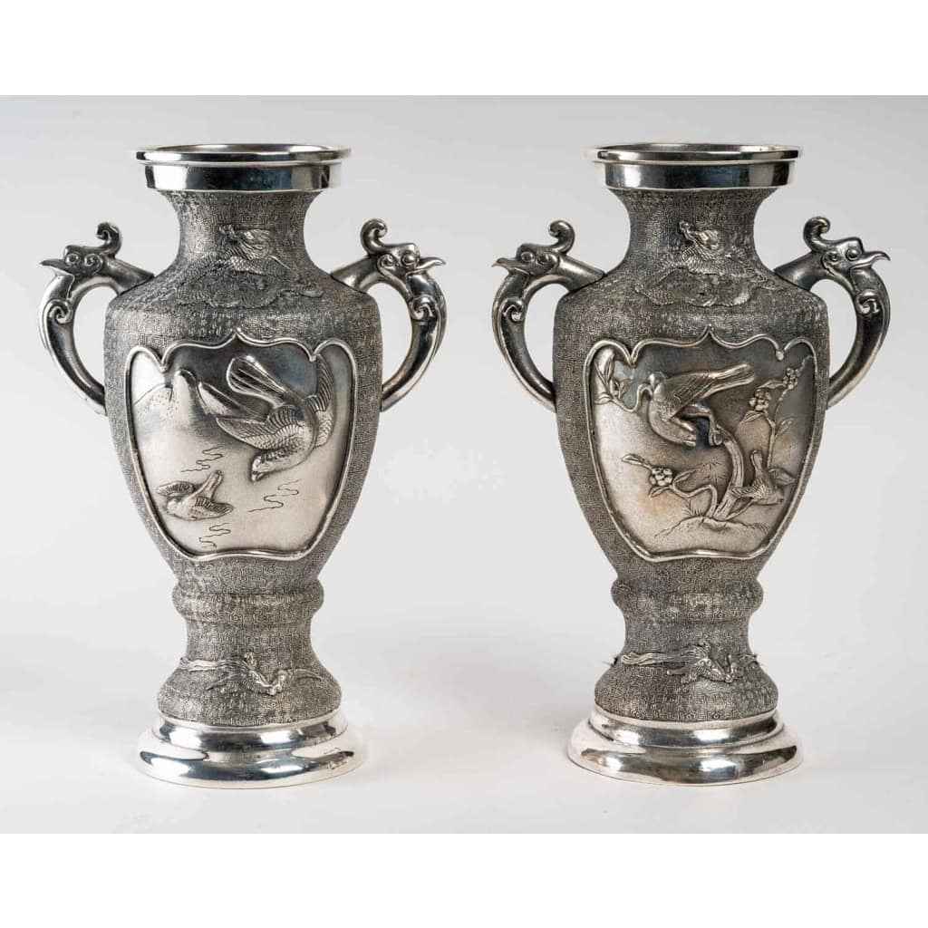 Paire de vases en métal argenté, Asie début du XXème siècle | Biron ||||||||||||