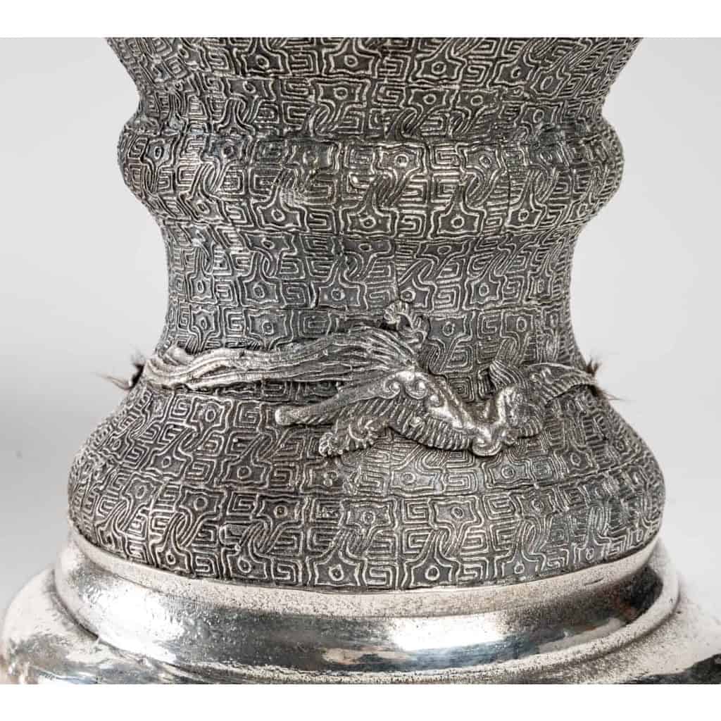 Paire de vases en métal argenté, Asie début du XXème siècle | Biron Paire de vases en métal argenté, Asie début du XXème siècle