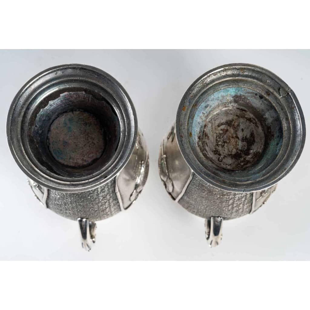 Paire de vases en métal argenté, Asie début du XXème siècle | Biron Paire de vases en métal argenté, Asie début du XXème siècle
