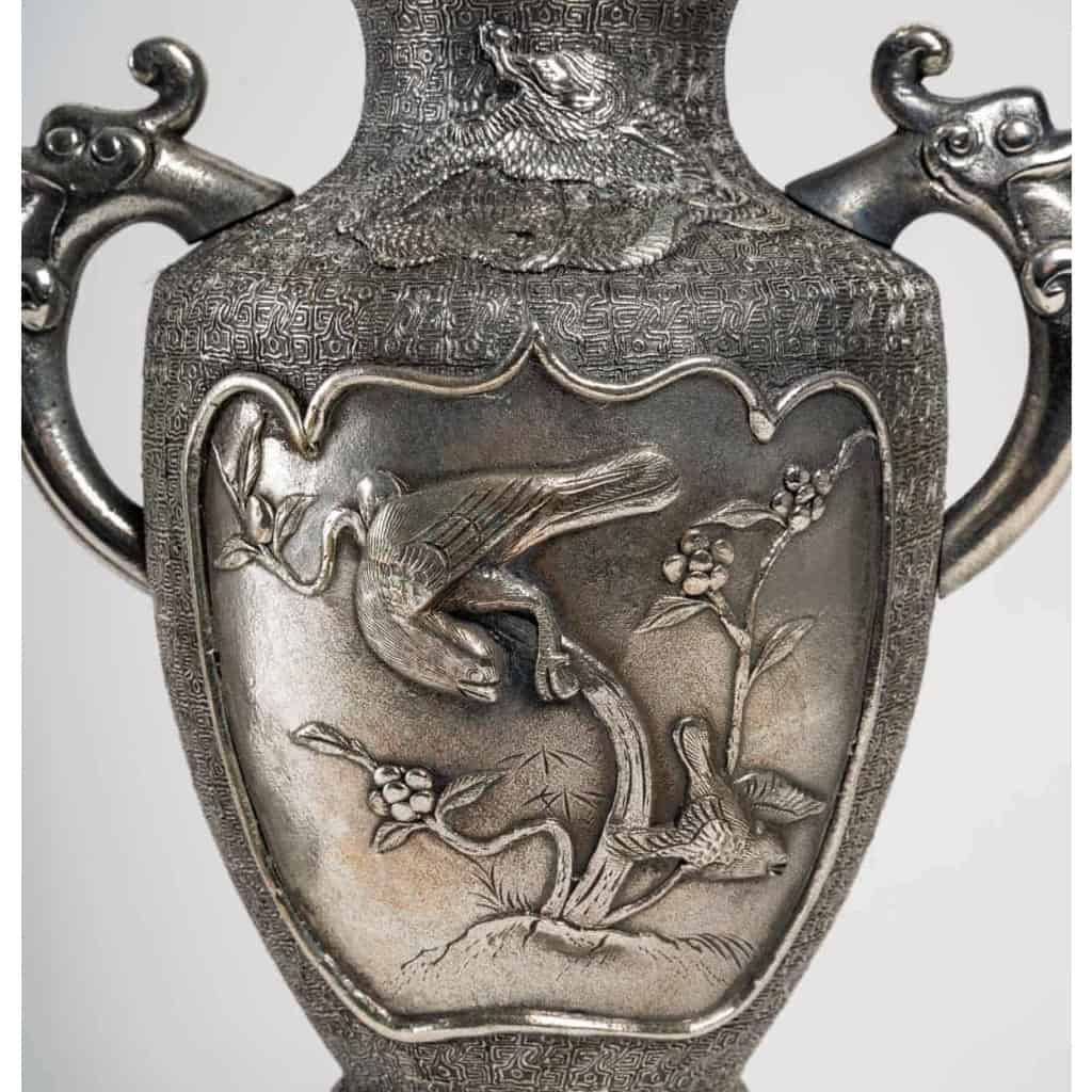 Paire de vases en métal argenté, Asie début du XXème siècle | Biron Paire de vases en métal argenté, Asie début du XXème siècle
