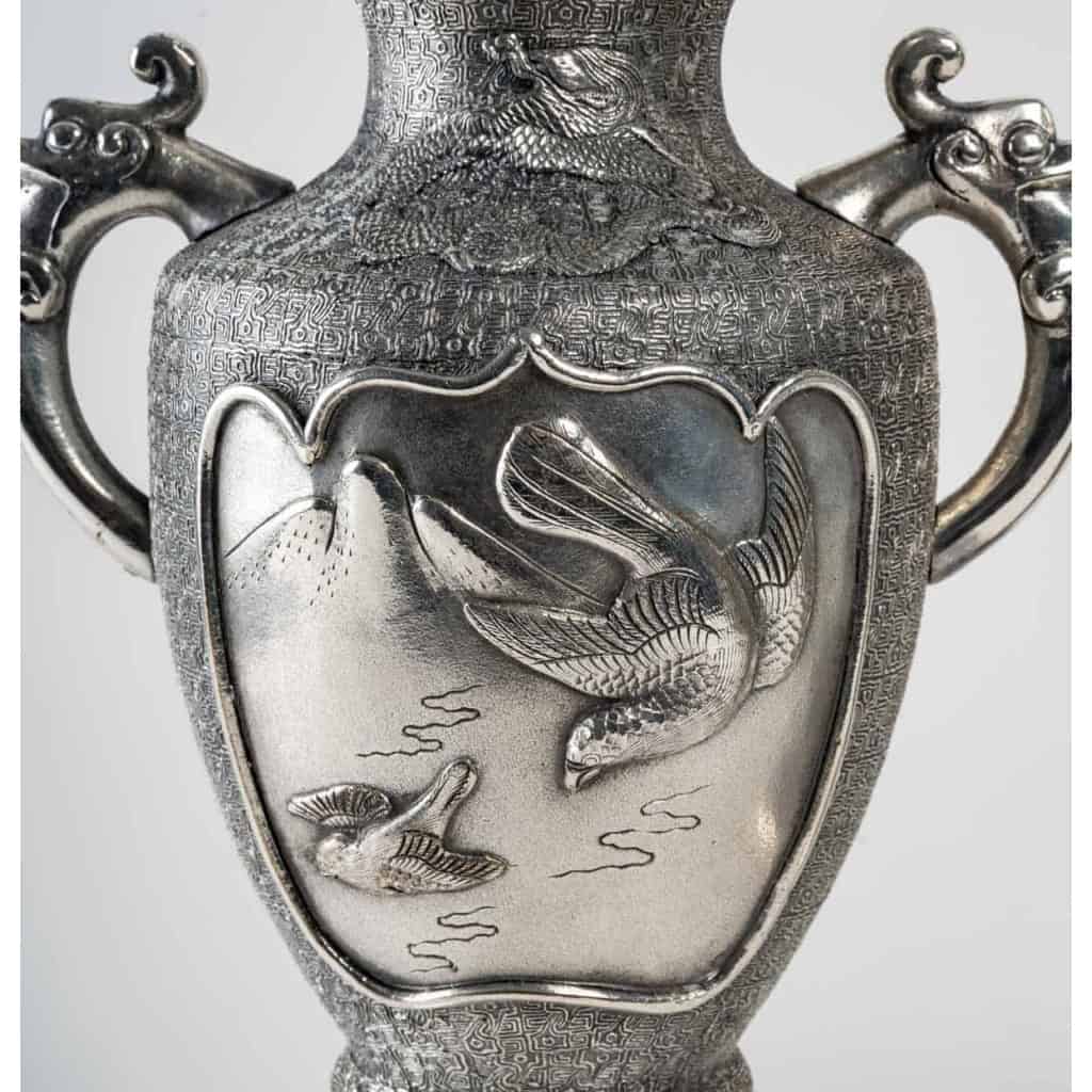 Paire de vases en métal argenté, Asie début du XXème siècle | Biron Paire de vases en métal argenté, Asie début du XXème siècle
