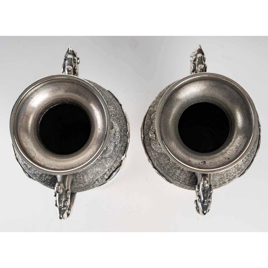 Paire de vases en métal argenté, Asie début du XXème siècle | Biron Paire de vases en métal argenté, Asie début du XXème siècle