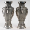 Paire de vases en métal argenté, Asie début du XXème siècle | Biron Paire de vases en métal argenté, Asie début du XXème siècle