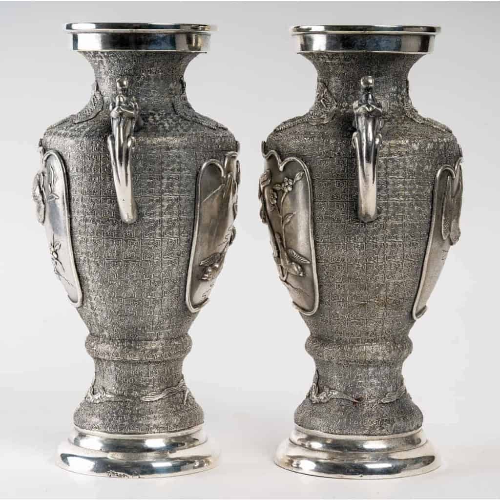 Paire de vases en métal argenté, Asie début du XXème siècle | Biron Paire de vases en métal argenté, Asie début du XXème siècle