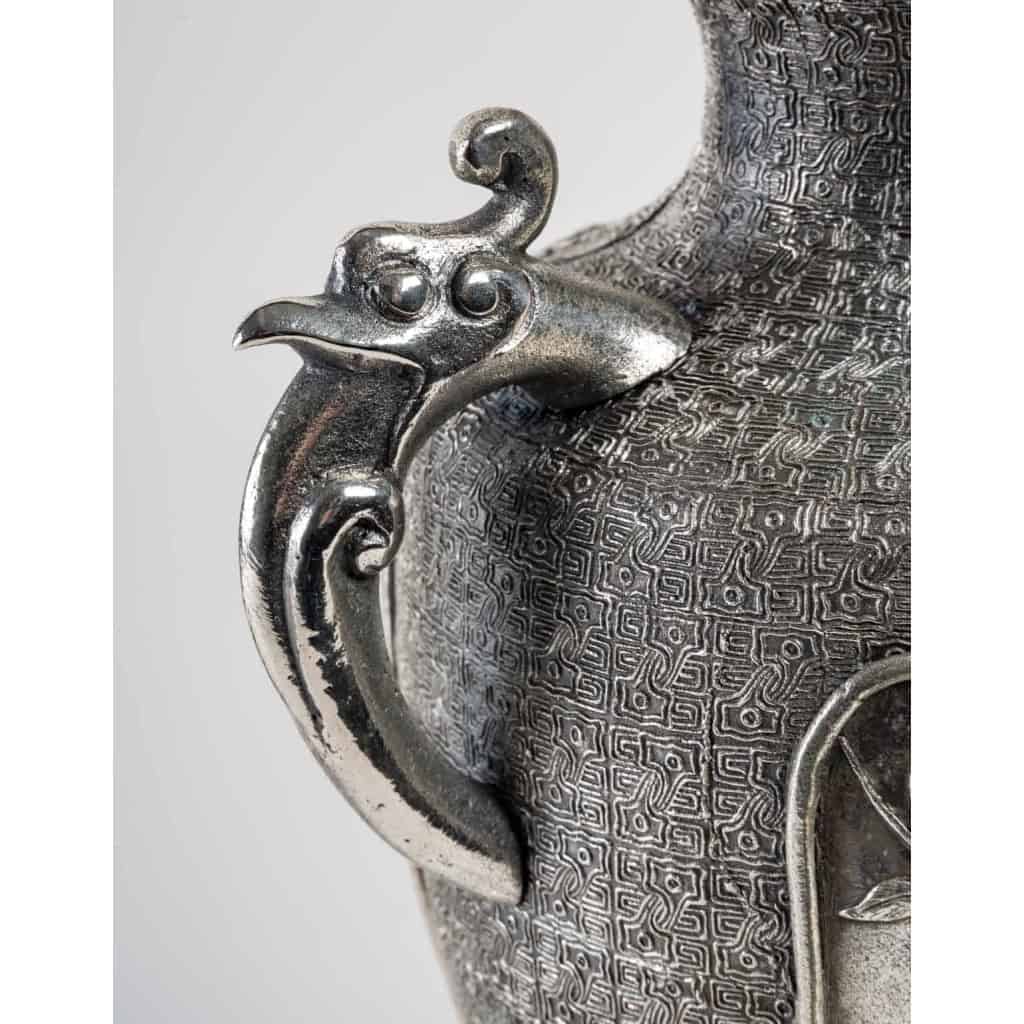Paire de vases en métal argenté, Asie début du XXème siècle | Biron Paire de vases en métal argenté, Asie début du XXème siècle