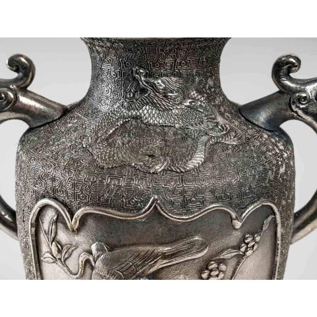 Paire de vases en métal argenté, Asie début du XXème siècle | Biron Paire de vases en métal argenté, Asie début du XXème siècle