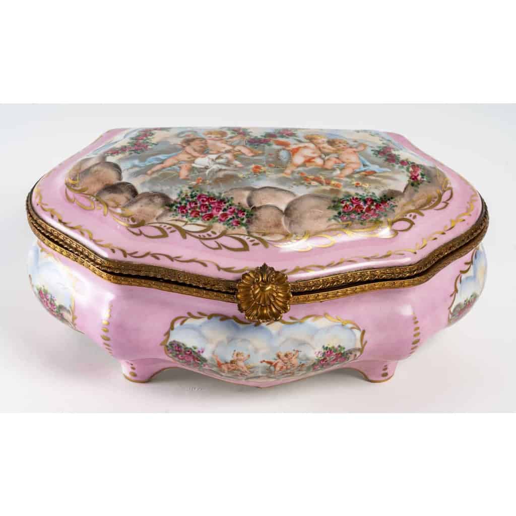 Une boite a bijoux en porcelaine rose de style sèvres | Biron |||||||||||
