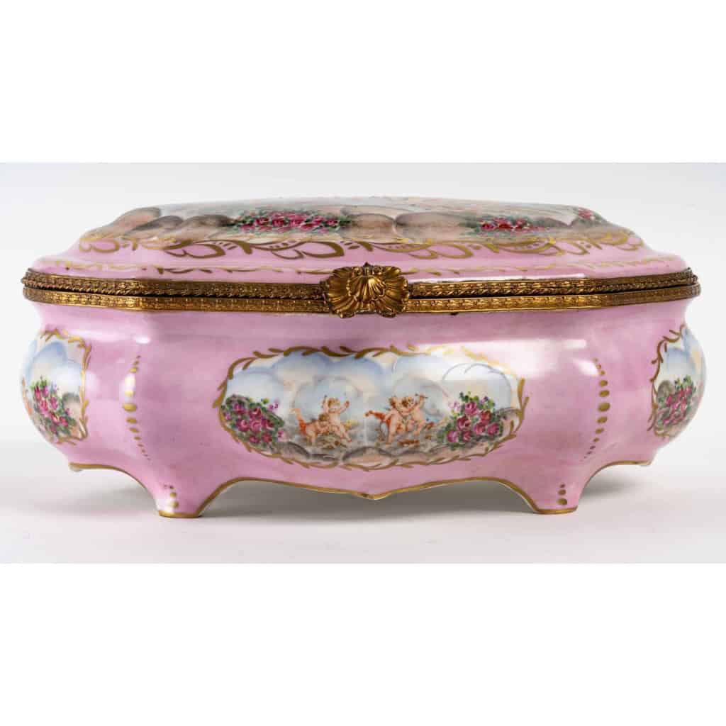 Une boite a bijoux en porcelaine rose de style sèvres | Biron Une boite a bijoux en porcelaine rose de style sèvres