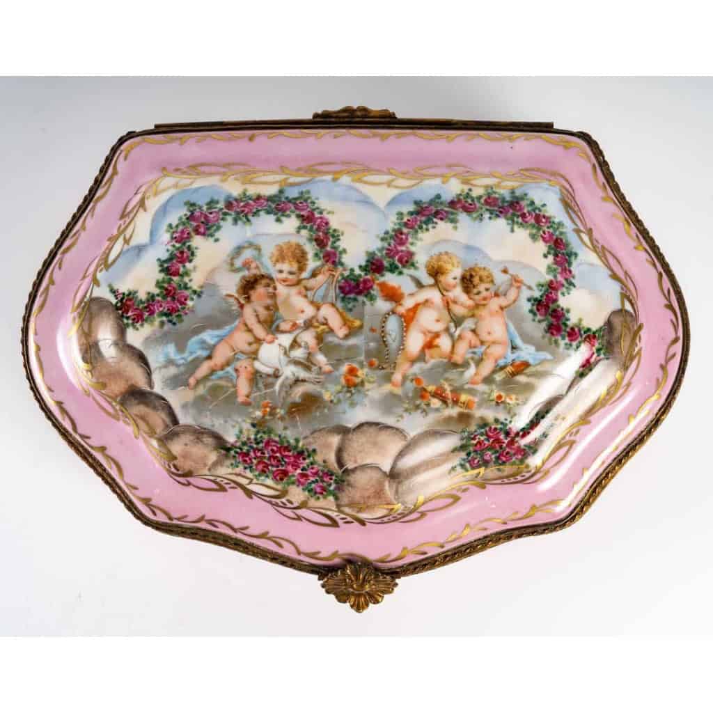 Une boite a bijoux en porcelaine rose de style sèvres | Biron Une boite a bijoux en porcelaine rose de style sèvres