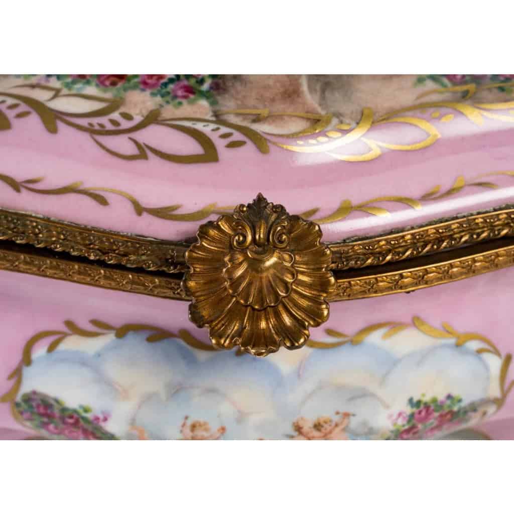 Une boite a bijoux en porcelaine rose de style sèvres | Biron Une boite a bijoux en porcelaine rose de style sèvres