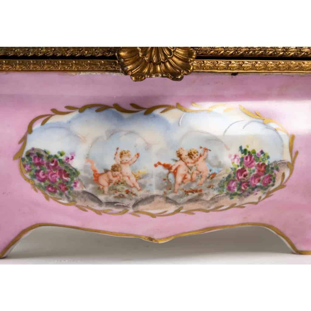 Une boite a bijoux en porcelaine rose de style sèvres | Biron Une boite a bijoux en porcelaine rose de style sèvres