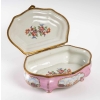 Une boite a bijoux en porcelaine rose de style sèvres | Biron Une boite a bijoux en porcelaine rose de style sèvres