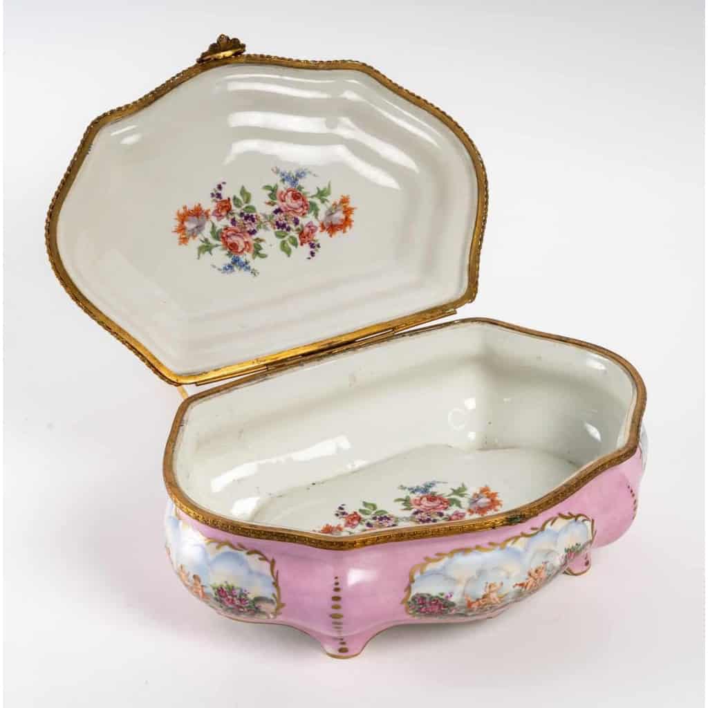 Une boite a bijoux en porcelaine rose de style sèvres | Biron Une boite a bijoux en porcelaine rose de style sèvres