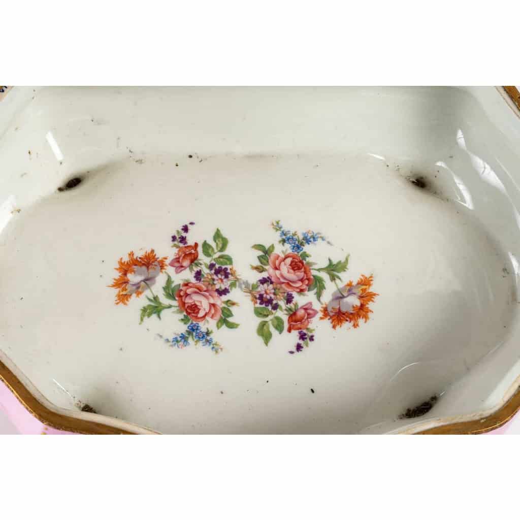 Une boite a bijoux en porcelaine rose de style sèvres | Biron Une boite a bijoux en porcelaine rose de style sèvres