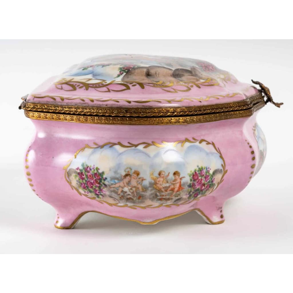 Une boite a bijoux en porcelaine rose de style sèvres | Biron Une boite a bijoux en porcelaine rose de style sèvres