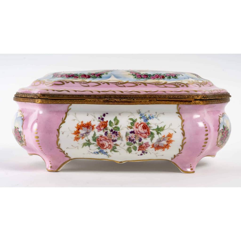 Une boite a bijoux en porcelaine rose de style sèvres | Biron Une boite a bijoux en porcelaine rose de style sèvres