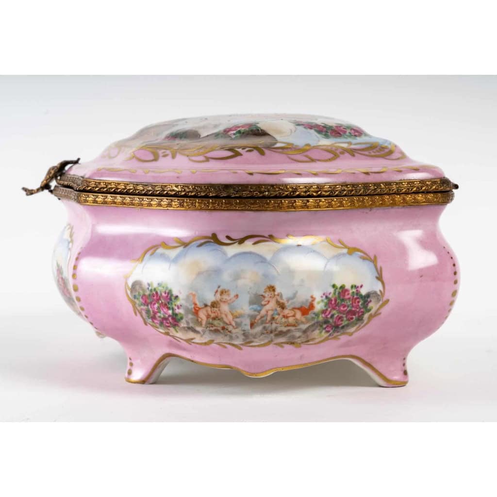 Une boite a bijoux en porcelaine rose de style sèvres | Biron Une boite a bijoux en porcelaine rose de style sèvres