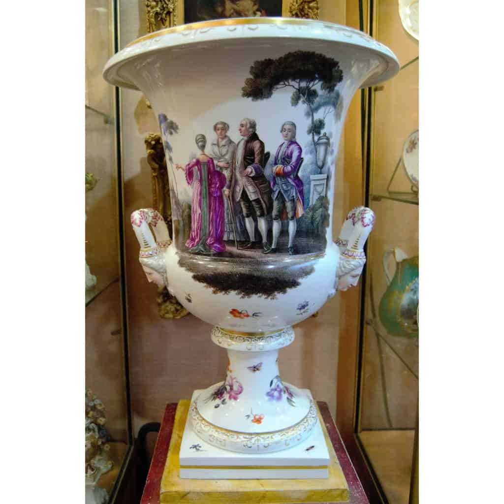 Grand Vase en porcelaine à Décor De Fleurs Et Scène Galante