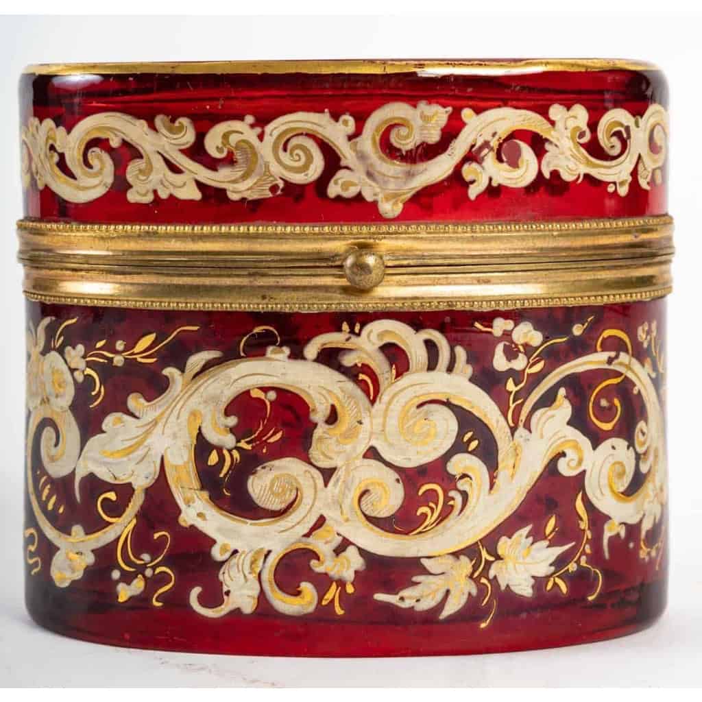 Coffret oval en Bohème, XIXème siècle | Biron Coffret oval en Bohème, XIXème siècle