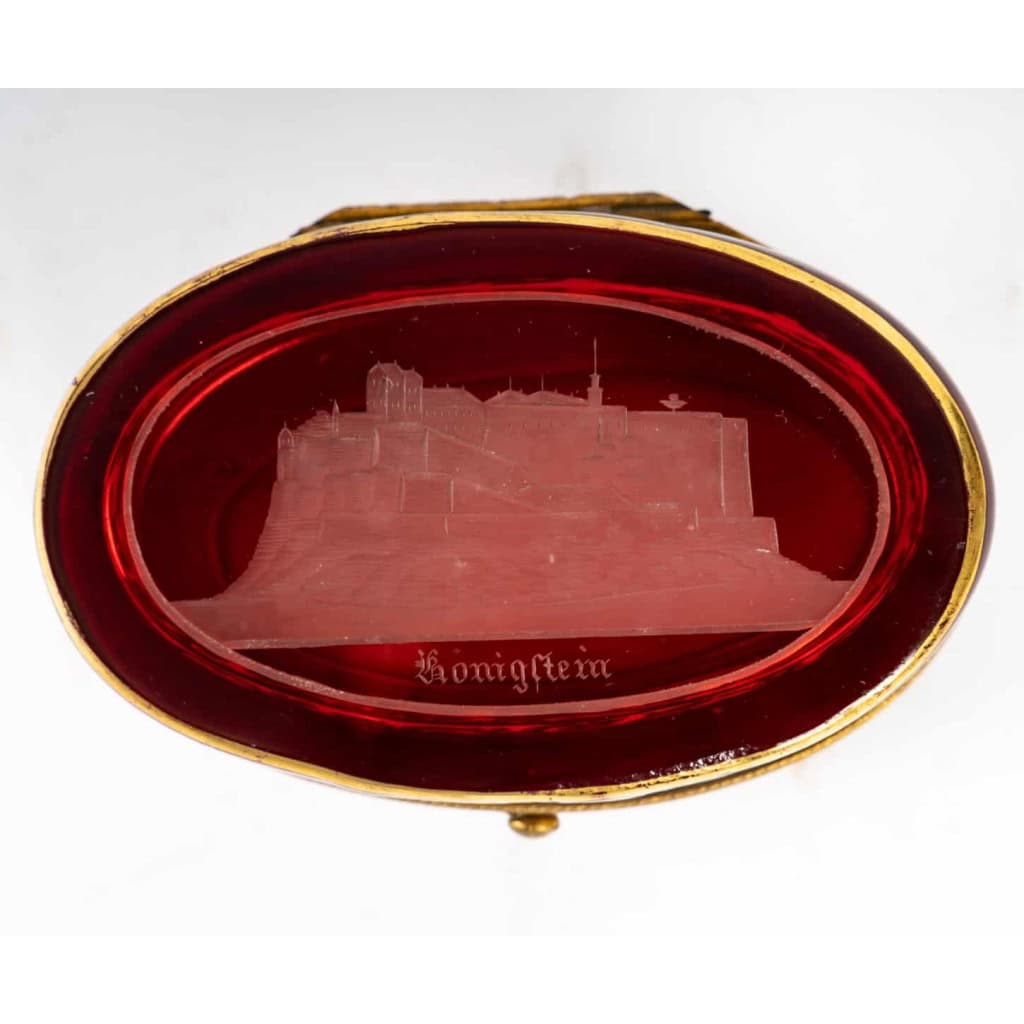 Coffret oval en Bohème, XIXème siècle | Biron Coffret oval en Bohème, XIXème siècle