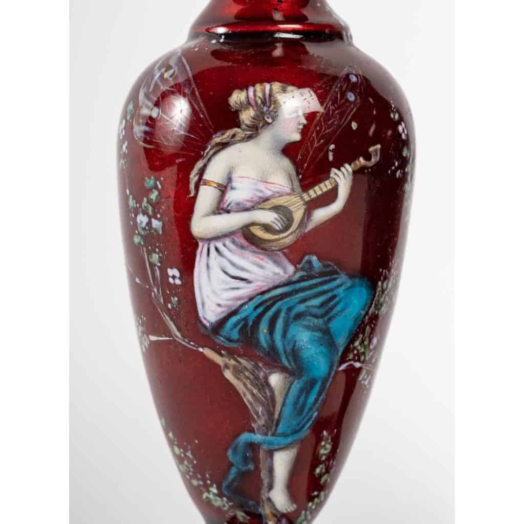 Une paire de vases en émail fin XIXème siècle | Biron Une paire de vases en émail fin XIXème siècle