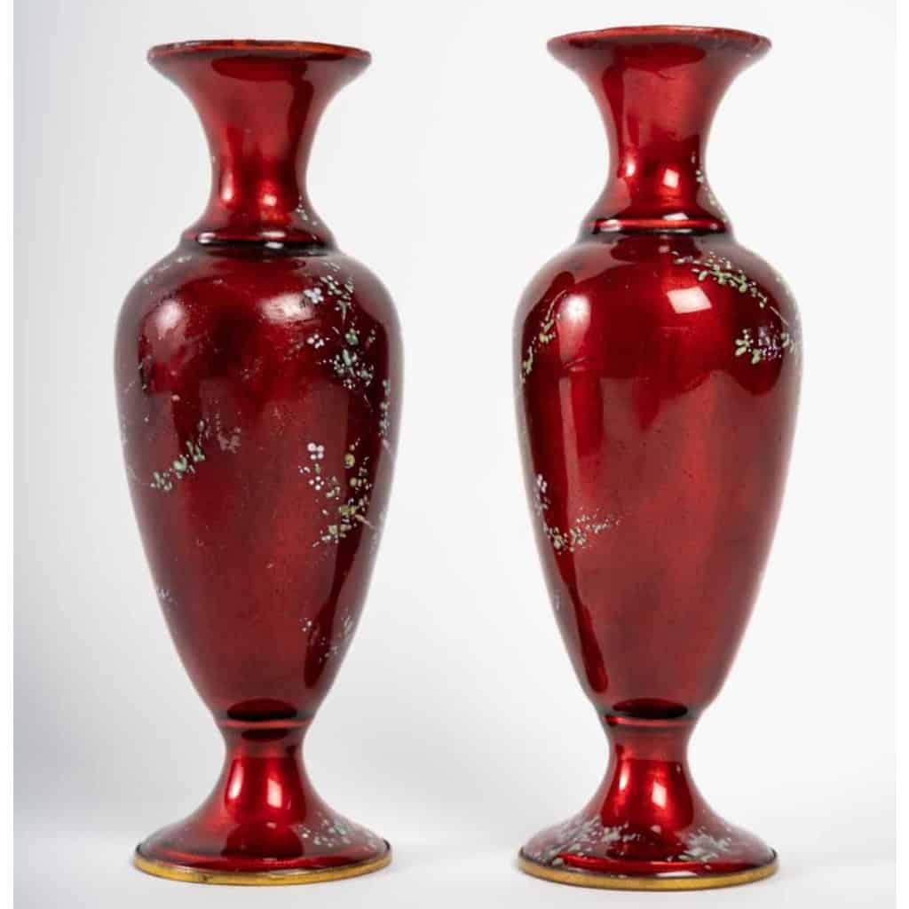 Une paire de vases en émail fin XIXème siècle | Biron Une paire de vases en émail fin XIXème siècle