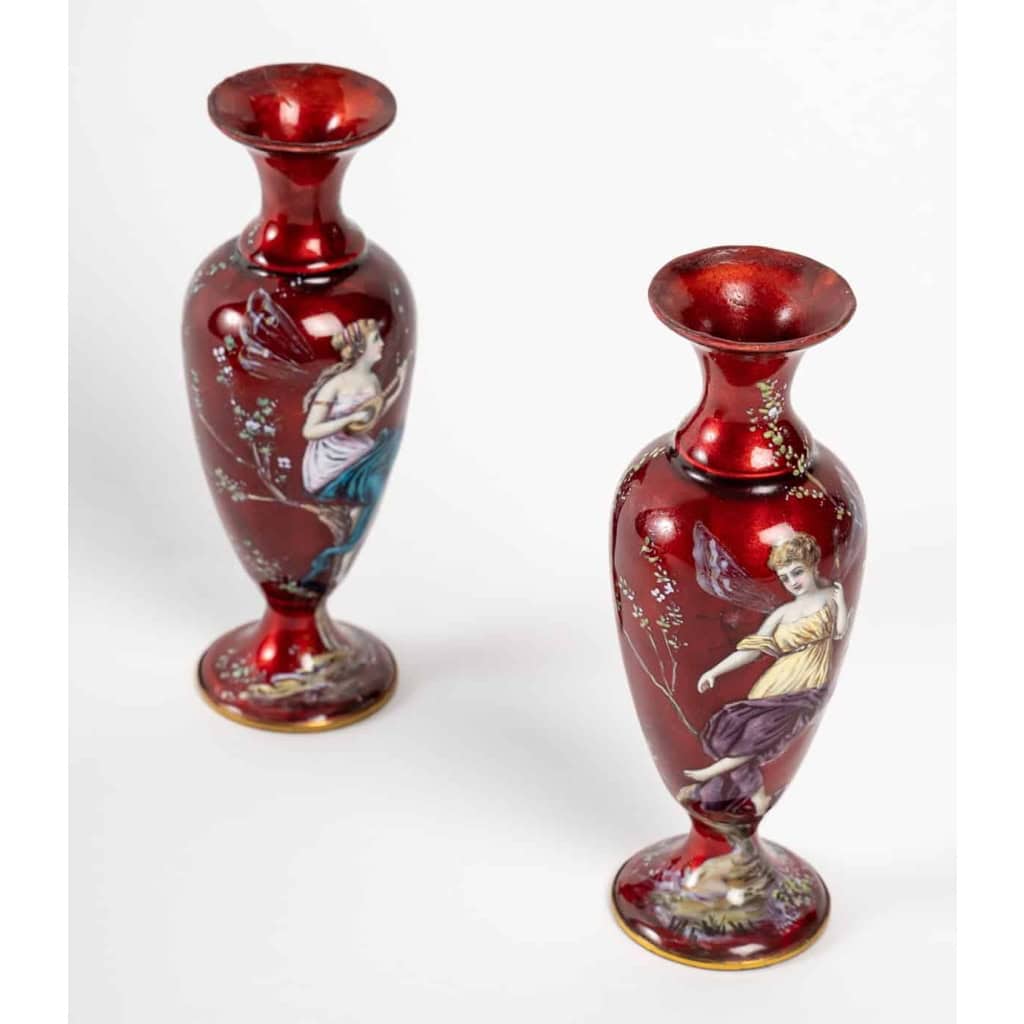 Une paire de vases en émail fin XIXème siècle | Biron Une paire de vases en émail fin XIXème siècle