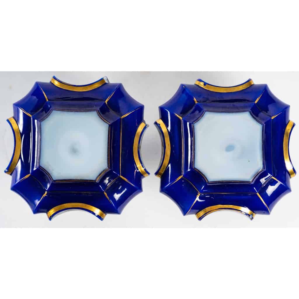 Paire de flacons Bleu et blancs en overlay, XIXème siècle | Biron Paire de flacons Bleu et blancs en overlay, XIXème siècle