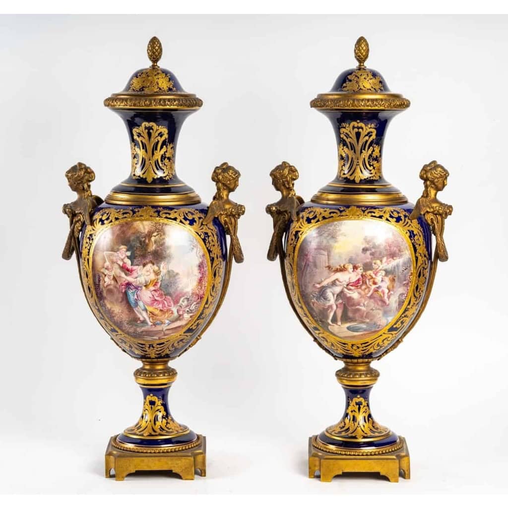 Paire de vases couverts en porcelaine de Sèvres , XIXème siècle | Biron ||||||||||||