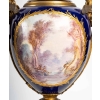 Paire de vases couverts en porcelaine de Sèvres , XIXème siècle | Biron Paire de vases couverts en porcelaine de Sèvres , XIXème siècle
