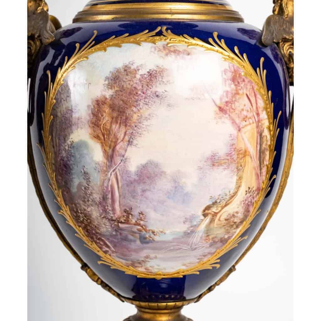 Paire de vases couverts en porcelaine de Sèvres , XIXème siècle | Biron Paire de vases couverts en porcelaine de Sèvres , XIXème siècle