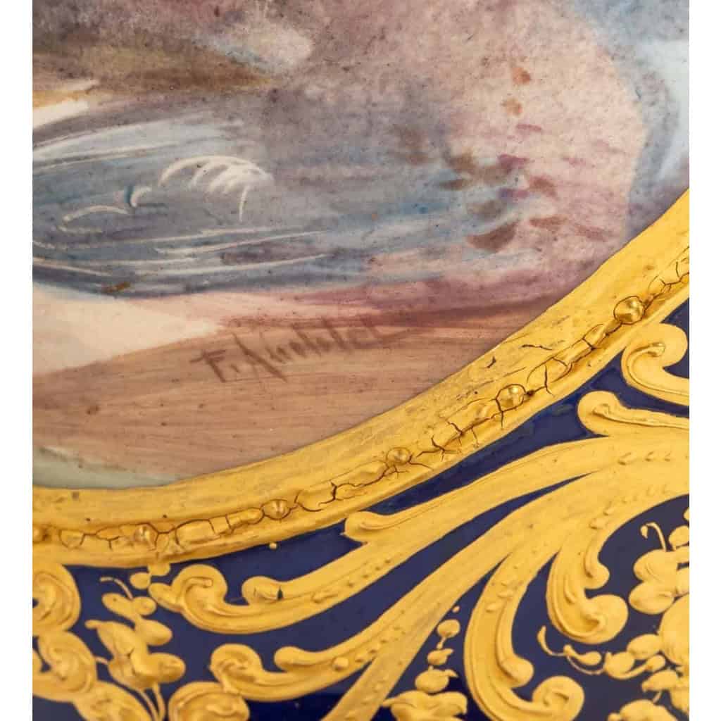 Paire de vases couverts en porcelaine de Sèvres , XIXème siècle | Biron Paire de vases couverts en porcelaine de Sèvres , XIXème siècle