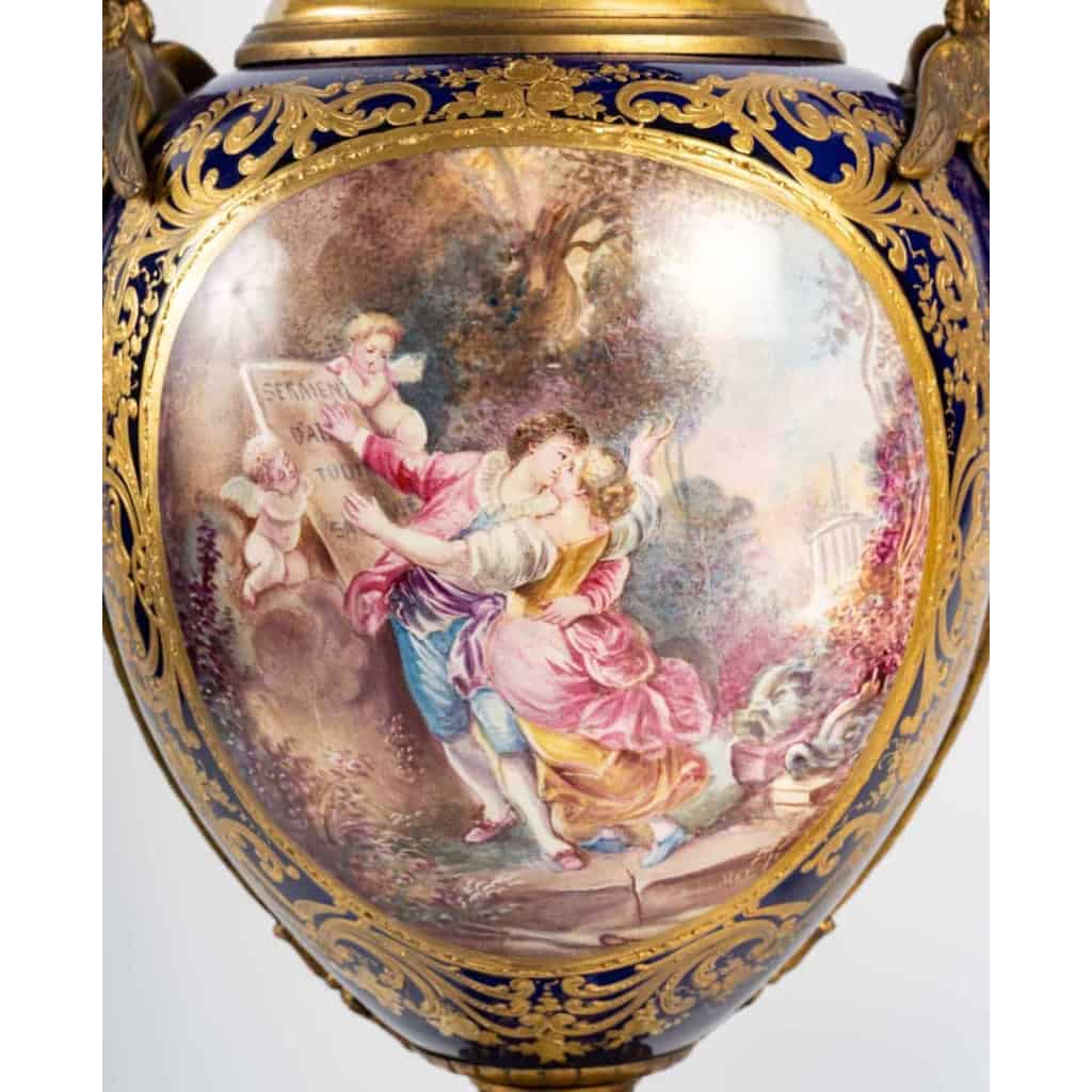 Paire de vases couverts en porcelaine de Sèvres , XIXème siècle | Biron Paire de vases couverts en porcelaine de Sèvres , XIXème siècle